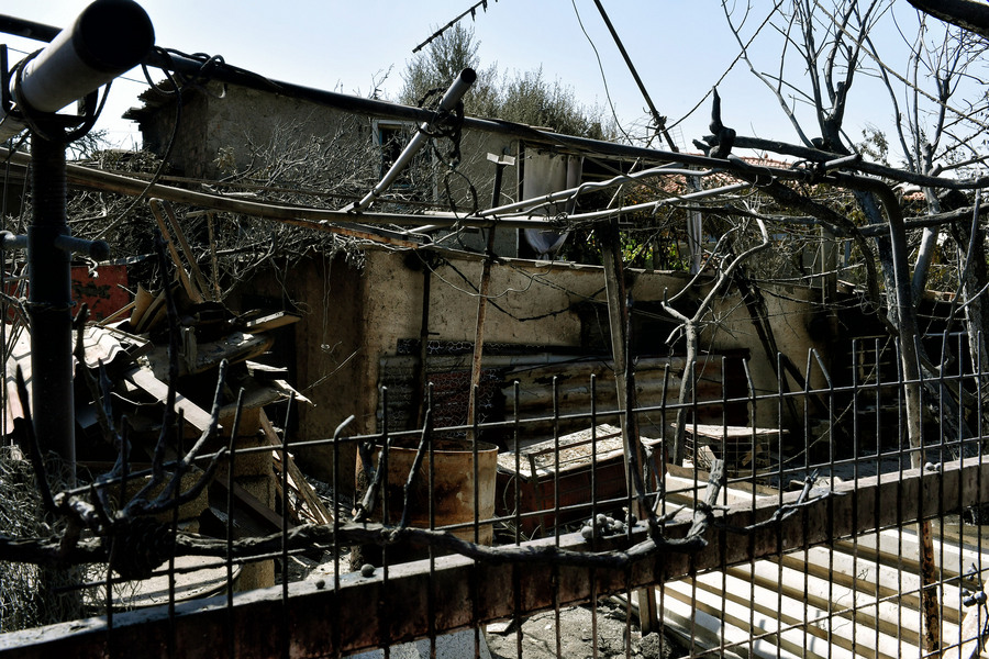 Σπίτι έχει καταστραφεί ολοσχερώς στον οικισμό Αγία Ειρήνη μετά τις καταστροφικές φωτιές στο Λουτράκι