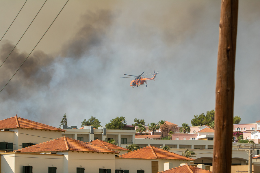 Ελικόπτερο ρίχνει νερό κατά την διάρκεια κατάσβεσης της πυρκαγιάς στην περιοχή Κιοτάρι νότια της Ρόδου, Σάββατο 22 Ιουλίου 2023.