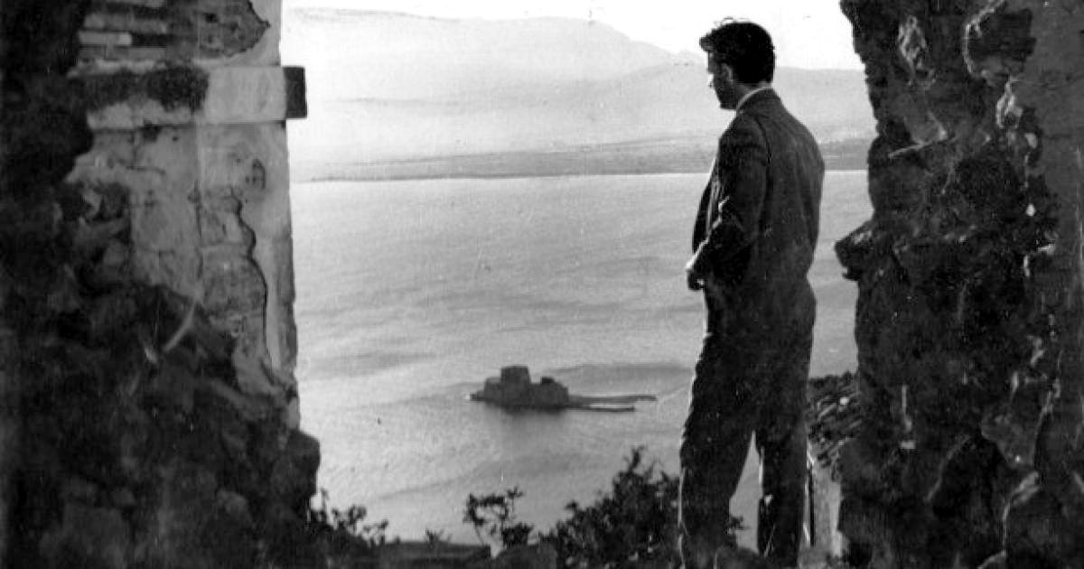 Ο Μιχάλης Νικολινάκος στο Παλαμήδι ατενίζοντας το Μπούρτζι. Από την ταινία «Ο άνθρωπος του τρένου», το 1958