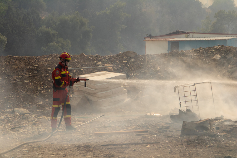 Πυροσβέστης παίρνει μέρος στην κατάσβεση της πυρκαγιάς στην περιοχή Κιοτάρι νότια της Ρόδου