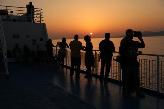 Τουρισμός: «Γκάζι» στις αφίξεις τουριστών αλλά «φρένο» στις διανυκτερεύσεις σε ξενοδοχεία