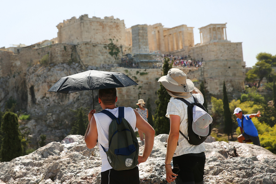 Τουρίστες επισκέπτονται τον αρχαιολογικό χώρο της Ακρόπολης σε συνθήκες ακραίας ζέστης