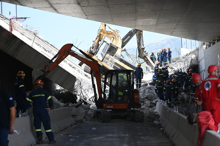 Σκαπτικά μηχανήματα έχουν πέσει μετά την κατάρρευση τμήματος γέφυρας στην Πάτρα