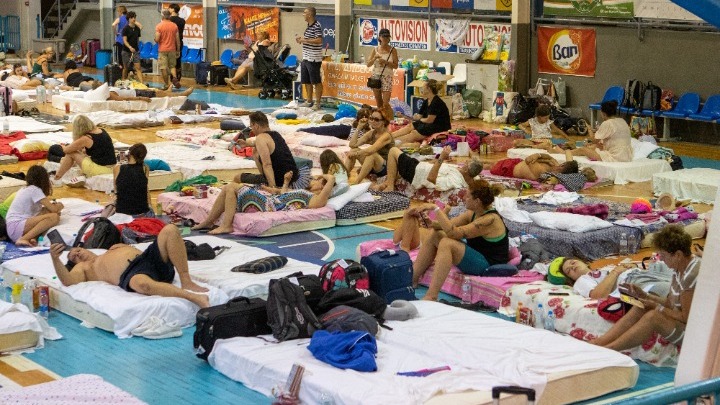 Τουρίστες φιλοξενούνται σ εκλειστό γυμναστήριο μετά τη φωτιά στη Ρόδο 