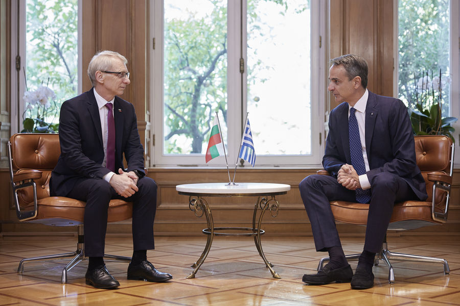 Ο πρωθυπουργός Κυριάκος Μητσοτάκης συνομιλεί με τον πρωθυπουργό της Βουλγαρίας Νικολάι Ντένκοφ (Nikolay Denkov) κατά τη διάρκεια της συνάντησής τους, στο Μέγαρο Μαξίμου