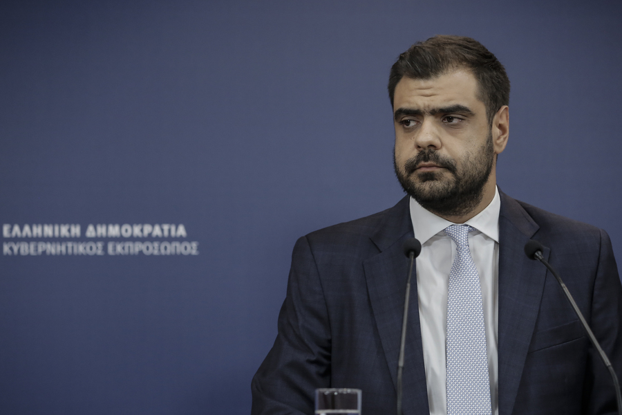 Ο κυβερνητικός εκπρόσωπος Παύλος Μαρινάκης ενημερώνει τους πολιτικούς συντάκτες και ανταποκριτές ξένου Τύπου στην αίθουσα της Γενικής Γραμματείας Επικοινωνίας και Ενημέρωσης