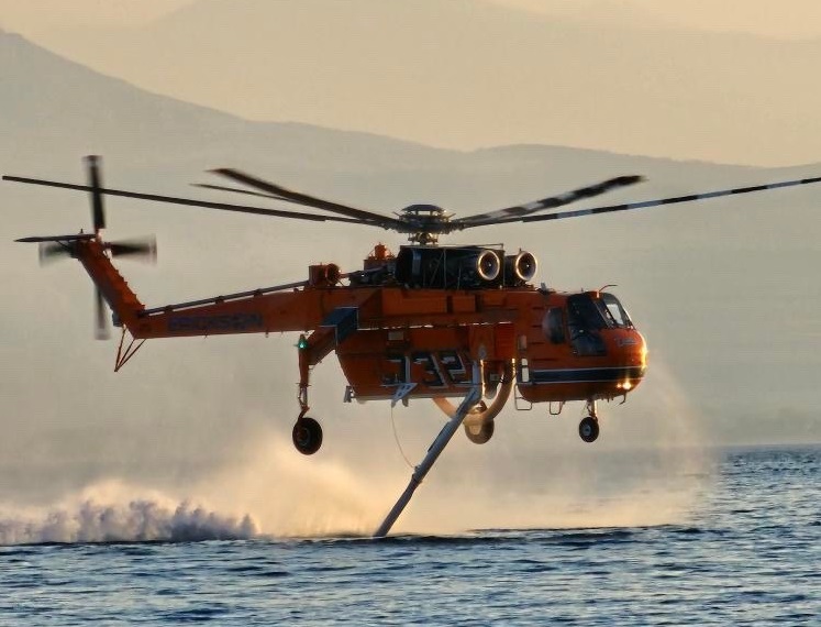 Ελικόπτερο πυρόσβεσης εφοδιάζεται με νερό
