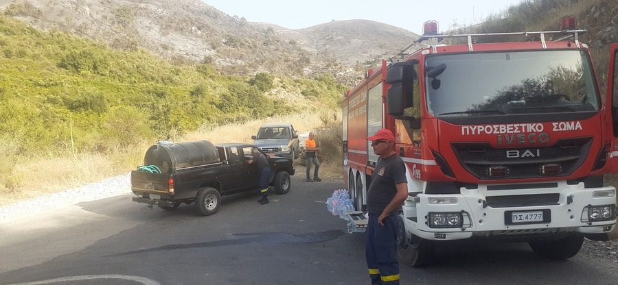 Πυροσβέστες και εθελοντές επιχειρούν σε κατάσβεση πυρκαγιάς στην Κέρκυρα, Τρίτη 25 Ιουλίου 2023. Αναζωπύρωση σημειώθηκε στο μέτωπο της φωτιάς στην Κέρκυρα στην περιοχή της παλιάς Περίθειας φτάνοντας σε κοντινή απόσταση από το χωριό Λούτσες. ΑΠΕ-ΜΠΕ/ΑΠΕ-ΜΠΕ/STR