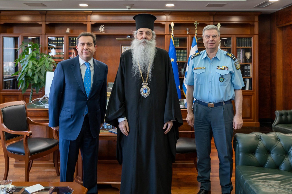 Ο Υπουργός Προστασίας του Πολίτη, Νότης Μηταράκης, με τον Μητροπολίτη Πειραιώς Σεραφείμ και τον Αρχηγό της ΕΛΑΣ Λάζαρο Μαυρόπουλο