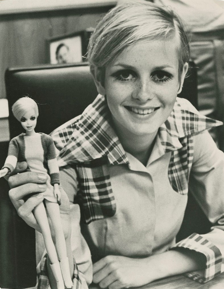 H Twiggy κρατά την Barbie της | Πηγή: Mattel