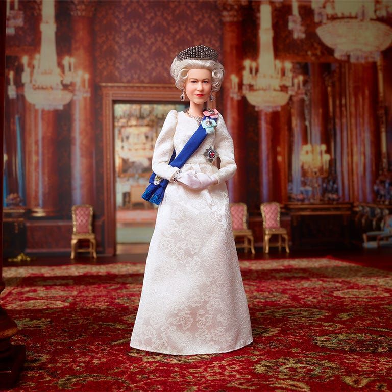 Η Βασίλισσα Ελισάβετ Β’ της Αγγλίας τον Απρίλιο του 2022 απέκτησε τη δική της Barbie, με αφορμή την επέτειο των 70χρόνων της βασιλείας της