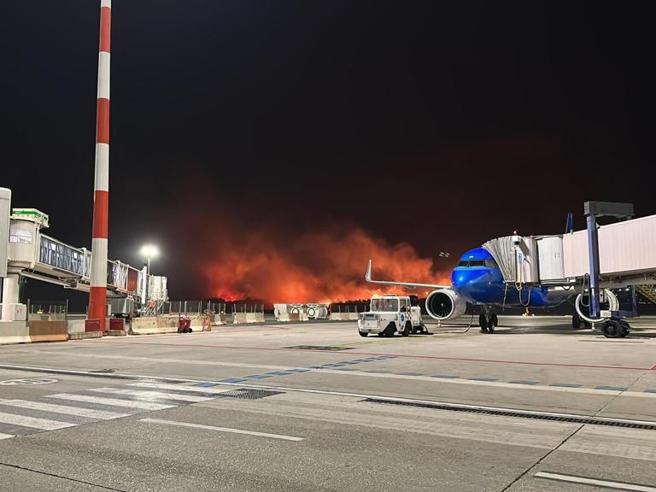 Φλόγες γύρω από το αεροδρόμιο του Παλέρμο
