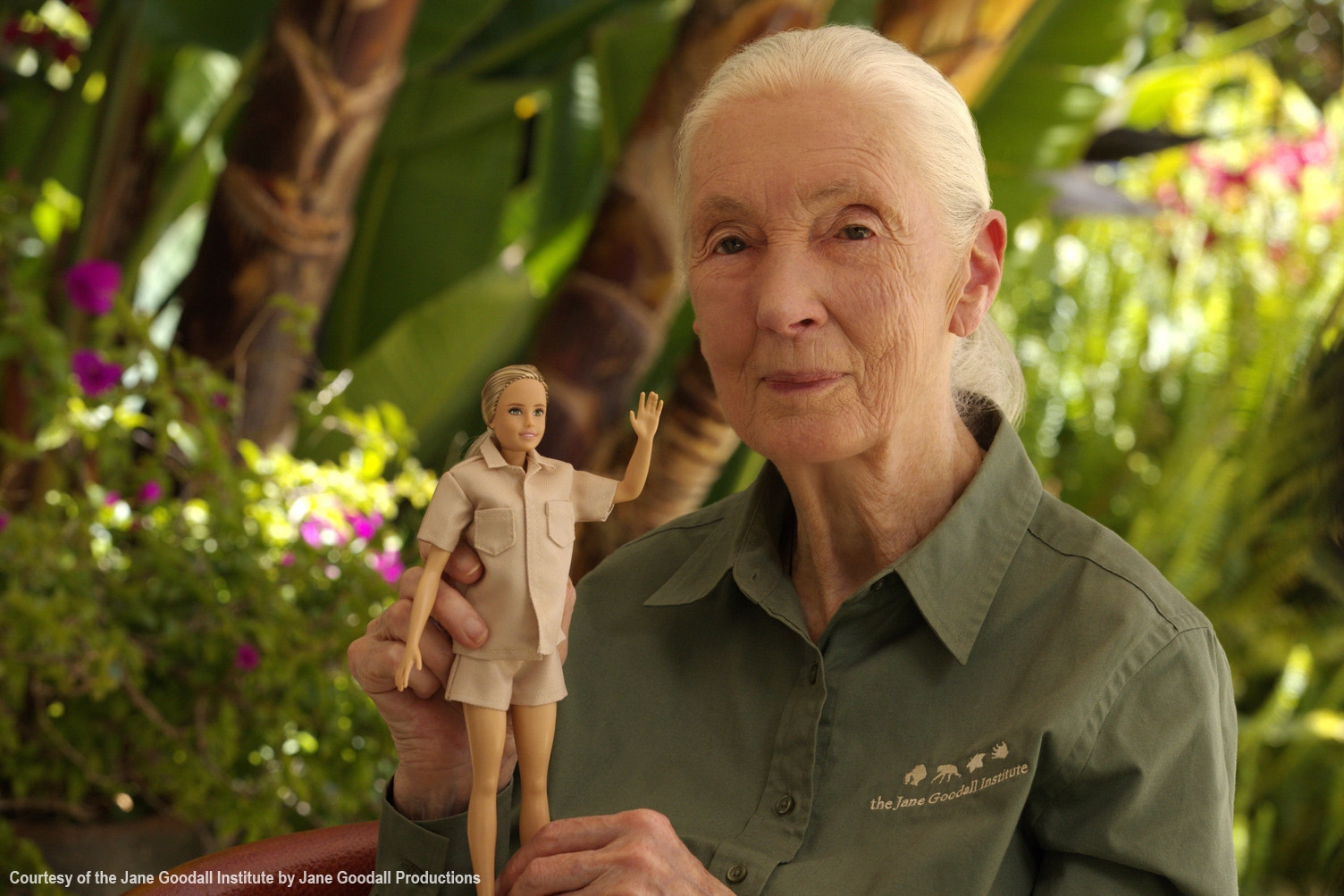 Η Dr. Jane Goodall κρατά στα χέρια της την Barbie της | Πηγή: Mattel