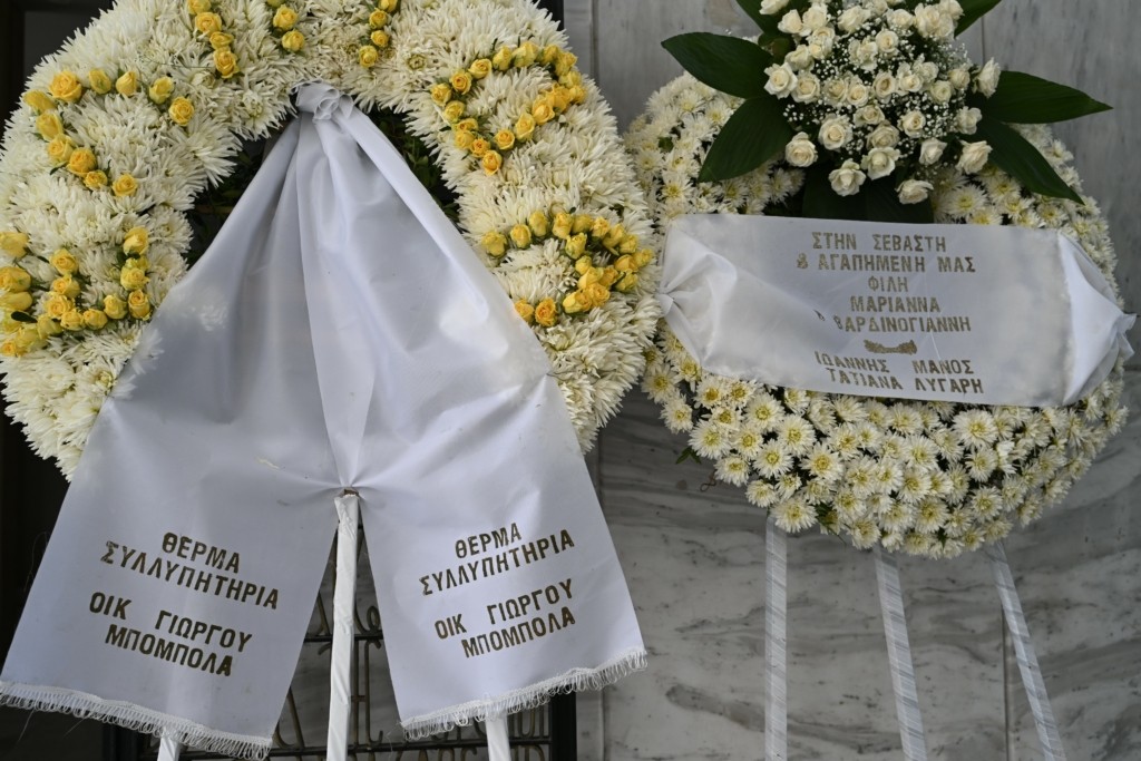 Στεφάνια στην μνήμη της προέδρου του ιδρύματος Ελπίδα και Πρέσβειρας Καλής Θελήσεως της Unesco, Μαριάννας Βαρδινογιάννη, κατά τη διάρκεια της κηδείας της στο Α' Νεκροταφείο στην Αθήνα, Τετάρτη 26 Ιουλίου 2023. ΑΠΕ-ΜΠΕ/ΑΠΕ-ΜΠΕ/ΓΙΑΝΝΗΣ ΚΟΛΕΣΙΔΗΣ