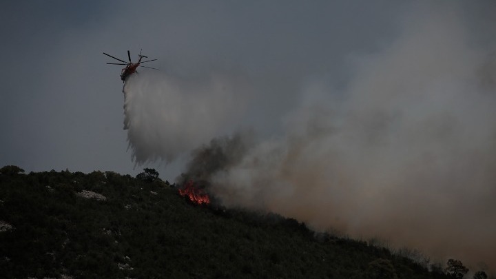 Πυροσβεστικό αεροσκάφος επιχειρεί σε πυρκαγιά