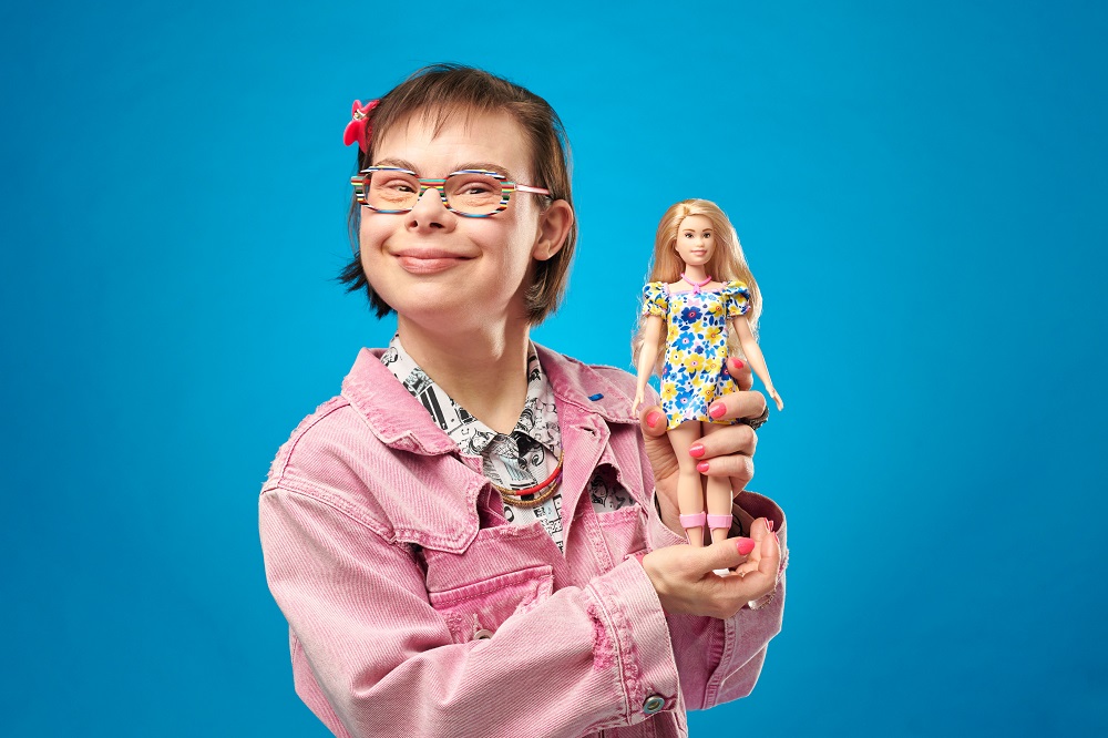 «Θέλω να μοιραστώ τις εμπειρίες μου και να δείξω στον κόσμο πως μπορείς να ζήσεις μια ευτυχισμένη ζωή αν έχεις σύνδρομο Down», αναφέρει η Éléonore Laloux, Δημοτική Σύμβουλος και Συγγραφέας από την Γαλλία, κρατώντας τη Barbie με σύνδρομο Down, το νέο προϊόν της Mattel από τη σειρά Fashionistas.