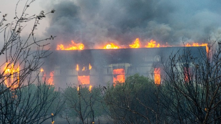 Εργοστάσιο καίγεται κατά τη διάρκεια φωτιάς που ξέσπασε στο Σέσκλο Βόλου, Τετάρτη 26 Ιουλίου 2023