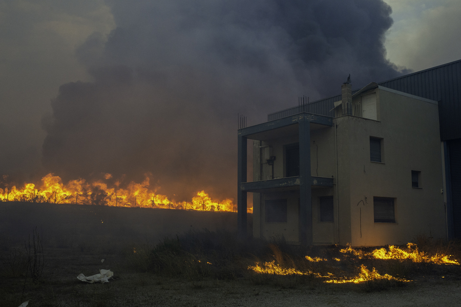 Φλόγες δίπλα σε σπίτι κατά τη διάρκεια φωτιάς που ξέσπασε στο Σέσκλο Βόλου, Τετάρτη 26 Ιουλίου 2023 ΑΠΕ-ΜΠΕ/ΧΑΤΖΗΠΟΛΙΤΗΣ ΝΙΚΟΛΑΟΣ 