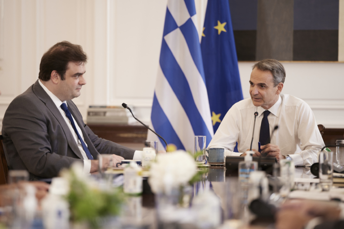 Συνάντηση του πρωθυπουργού Κυριάκος Μητσοτάκης με τον υπουργό Παιδείας, Κυριάκο Πιερρακάκη