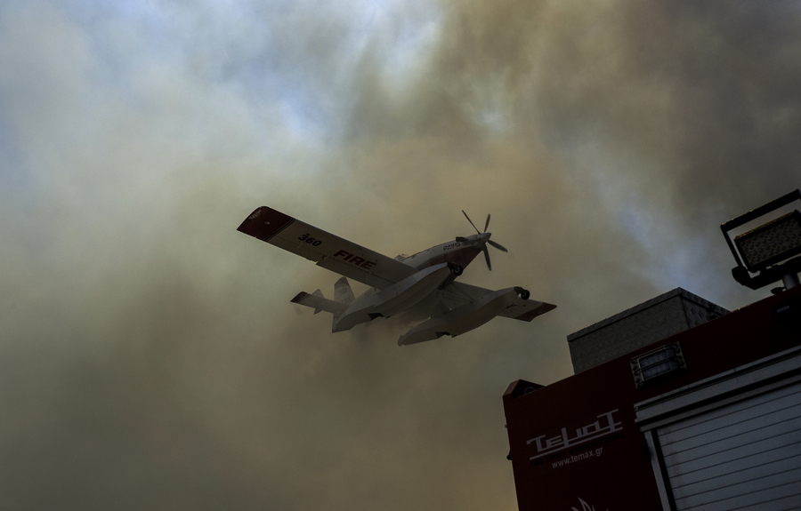 Πυροσβεστικό αεροσκάφος πραγματοποιεί ρίψεις νερού κατά τη διάρκεια φωτιάς στο Βελεστίνο