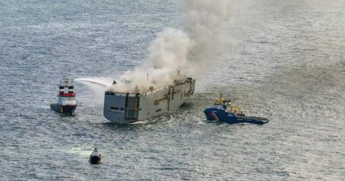 To φλεγόμενο φορτηγό πλοίο Fremantle Highway