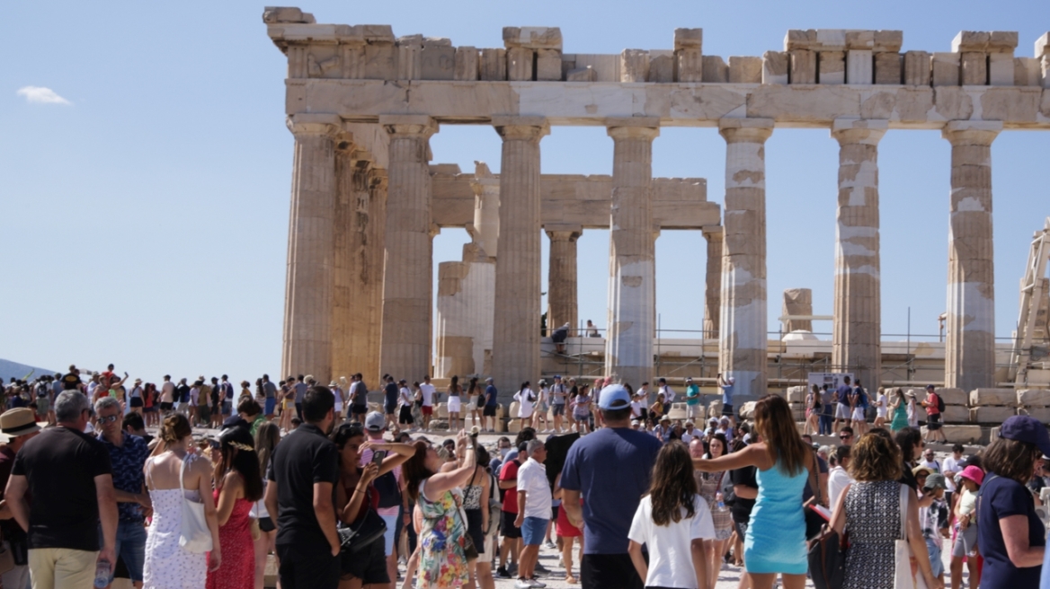 Επισκέπτες στην Ακρόπολη, μπροστά στον Παρθενώνα