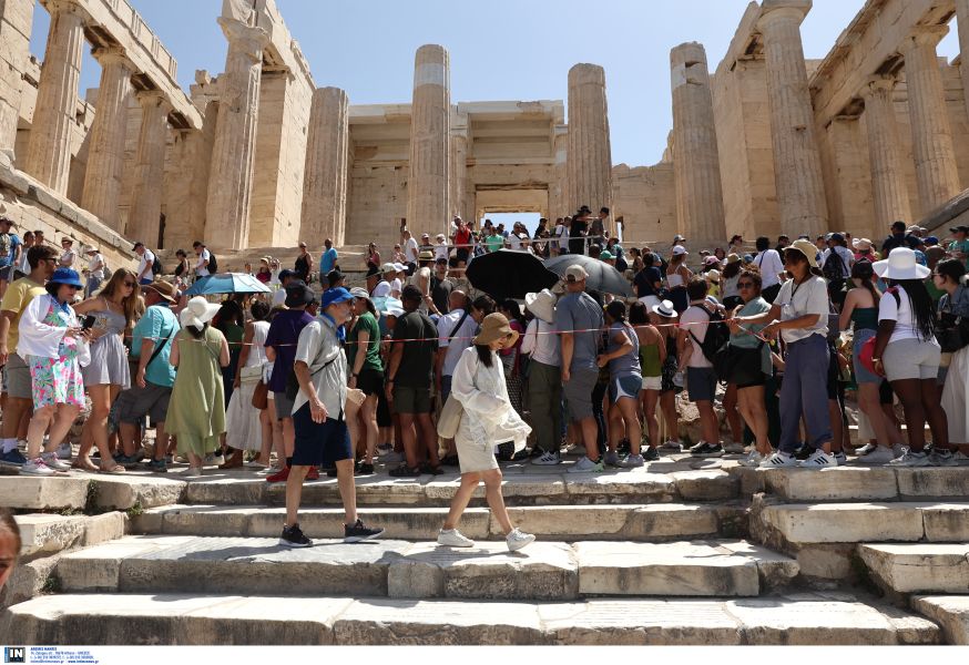 Το δύσκολο σημείο ανόδου από τις σκάλες ως τα Προπύλαια