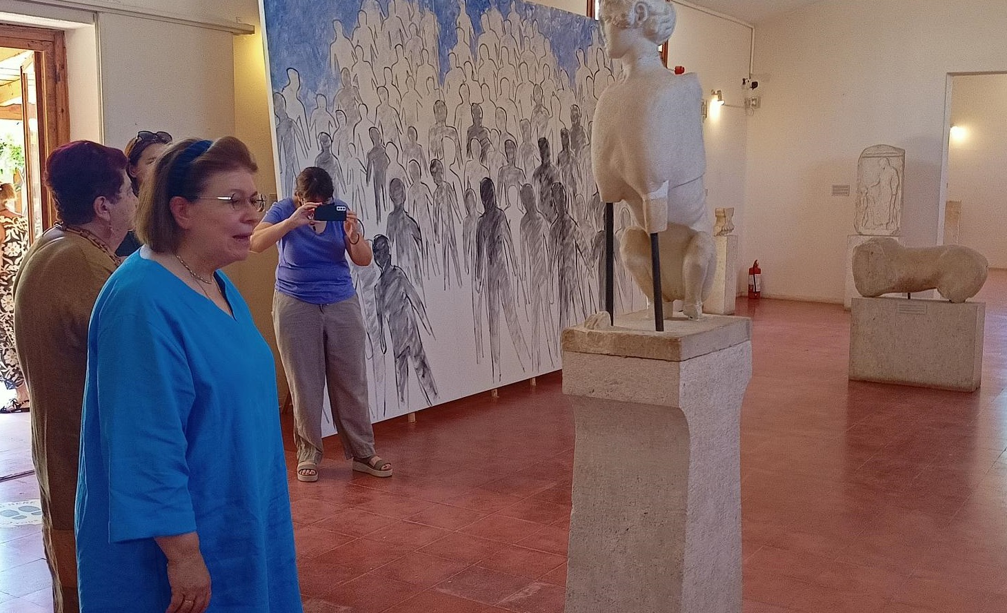 Αυτοψία της Υπουργού Πολιτισμού στο Μουσείο της Κολώνας- Στο φόντο η συνύπαρξη των αρχαίων εκθεμάτων με το έργο «Πλήθος» του εικαστικού Γιώργου Ξένου