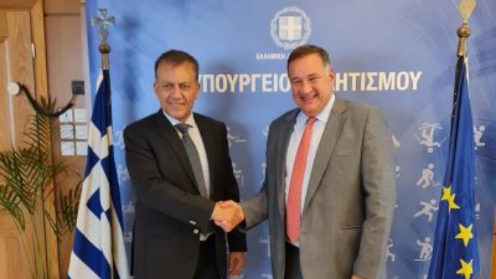 Ο αναπληρωτής υπουργός Αθλητισμού Γιάννης Βρούτσης με τον πρόεδρο της ΕΟΕ Σπύρο Καπράλο
