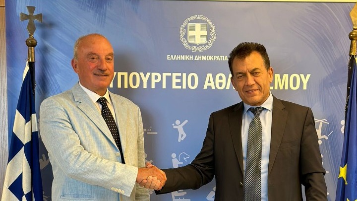 Ο αναπληρωτής υπουργός Αθλητισμού Γιάννης Βρούτσης με τον πρόεδρο της ΚΟΕ Κυριάκο Γιαννόπουλο