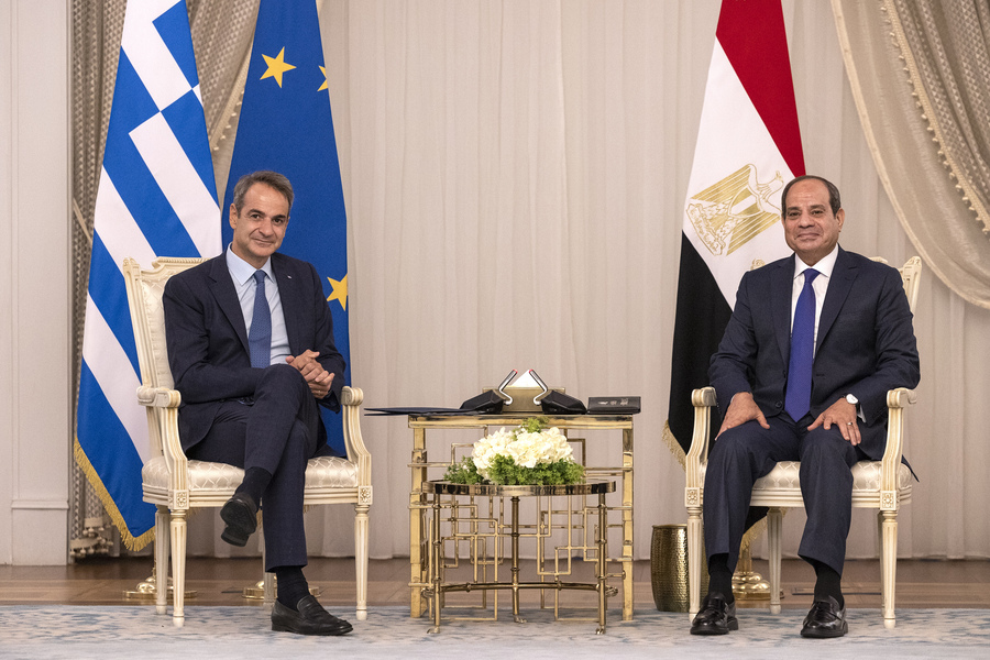 Ο πρωθυπουργός Κυριάκος Μητσοτάκης συνομιλεί με τον Πρόεδρο της Αιγύπτου, Abdel Fattah el Sisi, κατά τη διάρκεια της συνάντησής τους, στην Αίγυπτο