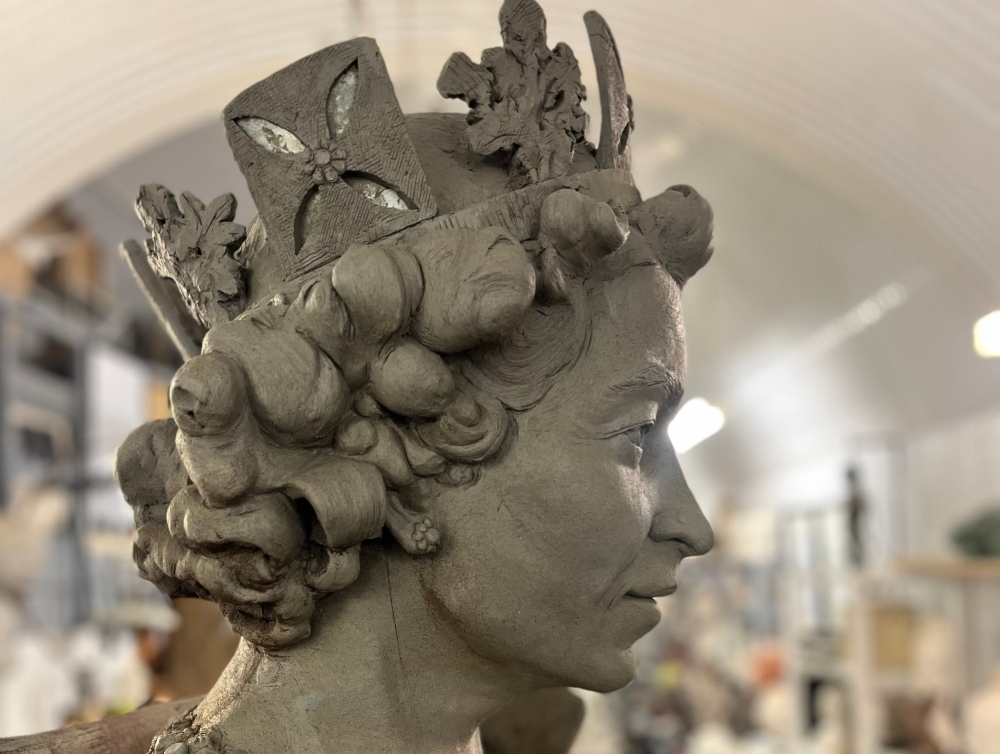 Η κεφαλή του αγάλματος της βασίλισσας Ελισάβετ με το στέμμα