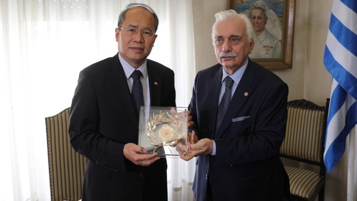 Ο πρέσβης της Κίνας, Σιάο Τζουντσένγκ, με τον πρόεδρο του Ελληνικού Ερυθρού Σταυρού, Αντώνη Αυγερινό