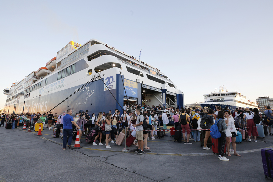 Πλήθος ταξιδιωτών αναχωρεί με τα πλοία από το λιμάνι του Πειραιά για τις καλοκαιρινές διακοπές /ΑΠΕ/ΜΠΕ/ΑΛΕΞΑΝΔΡΟΣ ΒΛΑΧΟΣ