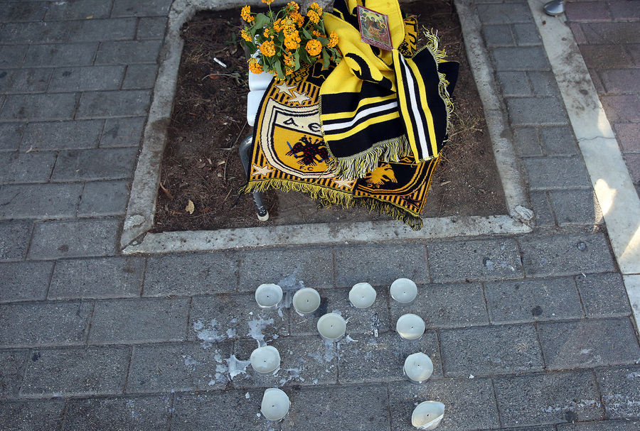 Ένα κασκόλ της ΑΕΚ, λουλούδια και κεριά που σχηματίζουν το γράμμα Μ υποδεικνύουν το σημείο όπου ομάδα περίπου 100-120 οπαδών της Dinamo Zagreb και Έλληνες οπαδοί-συνεργοί τους επιτέθηκαν εναντίον οπαδών της ΑΕΚ, δίπλα στο γήπεδο της ομάδας τους στη Νέα Φιλαδέλφεια
