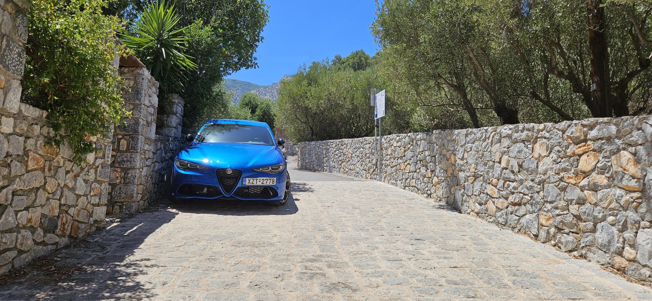 Η Alfa Romeo Giulia Q4/280PS competizione εκεί που τελειώνει ο δρόμος στην Αλύπα.