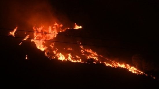 Καλύτερη η εικόνα παρουσιάζει η φωτιά στην Ελευσίνα – Άνοιξε η δεξιά λωρίδα στην Εθνική Οδό Αθηνών – Κορίνθου (upd)