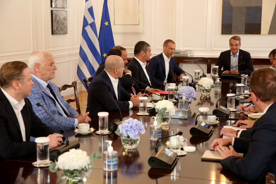 Ο πρωθυπουργός Κυριάκος Μητσοτάκης, ο υπουργός Προστασίας του Πολίτη Γιάννης Οικονόμου, ο υφυπουργός Αθλητισμού Γιάννης Βρούτσης, ο υπουργός Επικρατείας Σταύρος Παπασταύρου, o υφυπουργός παρά τω πρωθυπουργώ και διευθυντής του γραφείου του πρωθυπουργού, Γιάννης Μπρατάκος, ο υπουργός Επικρατείας Άκης Σκερτσος, συναντώνται με τον πρόεδρο της UEFA Αλεξάντερ Τσεφέριν (Aleksander Ceferin) και τους Βαγγέλη Μαρινάκη, πρόεδρο του Ολυμπιακού, τον Γιάννη Αλαφούζο, πρόεδρο του Παναθηναϊκού, τον Δημήτρη Μελισσανίδη, πρόεδρο της ΑΕΚ και τον εκπρόσωπο του ΠΑΟΚ Αρτούρ Νταβιτιάν, στο Μέγαρο Μαξίμου