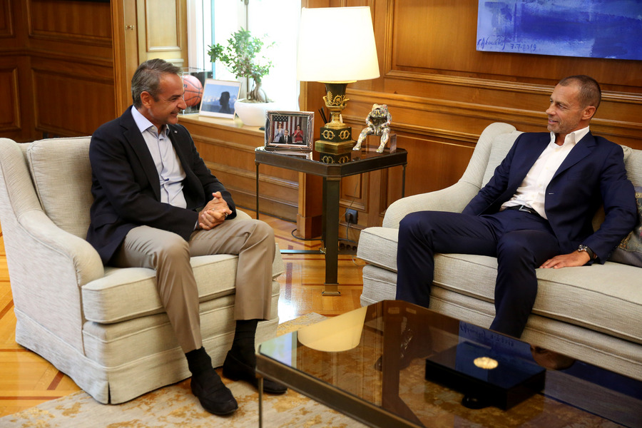 Ο πρωθυπουργός, Κυριάκος Μητσοτάκης, συνομιλεί με τον πρόεδρο της UEFA, Αλεξάντερ Τσεφέριν (Aleksander Ceferin) κατά την διάρκεια της συνάντησής τους στο Μέγαρο Μαξίμου 