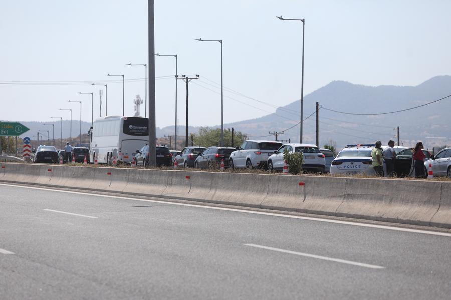 Ακινητοποιημένα οχήματα στην Εθνική οδό Αθηνών - Κορίνθου, στο ύψος της Κακιάς Σκάλας,