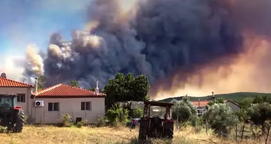 Φλόγες δίπλα από τα σπίτια στην πυρκαγιά στην περιοχή της Αλεξανδρούπολη