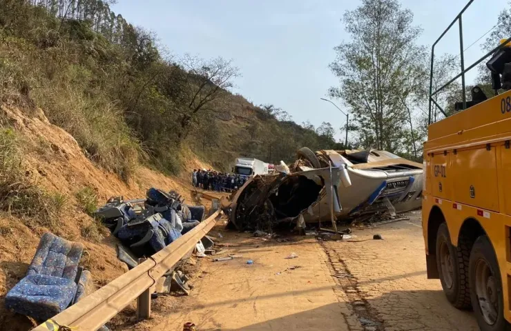 Κατεστραμμένο λεωφορείο που ανετράπη ενώ μετέφερε οπαδού της Κορίνθιανς
