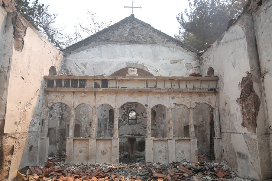 Η εκκλησία Μεταμόρφωσης του Σωτήρος στο χωριό Αετοχώρι της Αλεξανδρούπολης κατεστραμμένη από την φωτιά