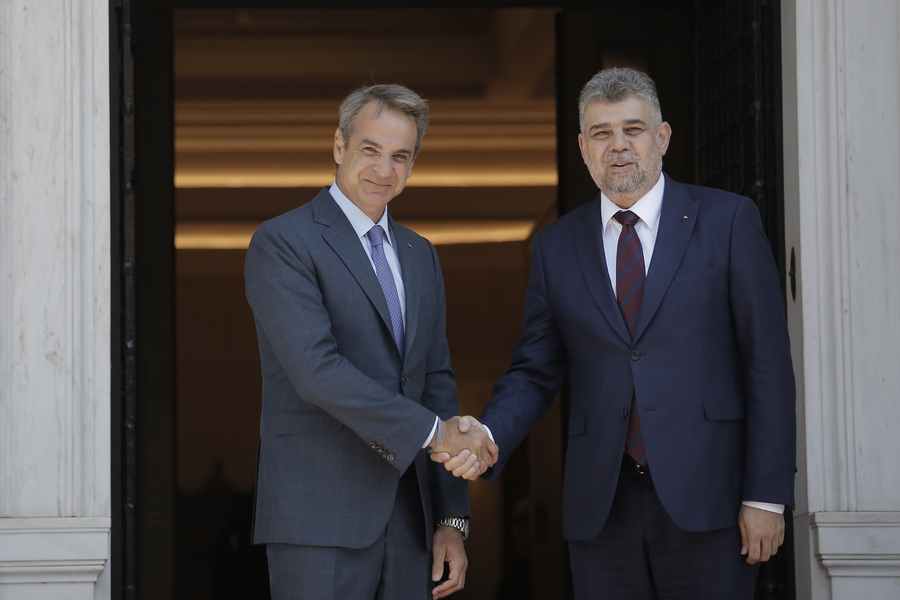O πρωθυπουργός Κυριάκος Μητσοτάκης υποδέχεται τον πρωθυπουργό της Ρουμανίας, Ion-Marcel Ciolacu, για τη συνάντησή τους στο Μέγαρο Μαξίμου