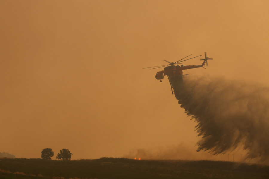 Πυροσβεστικό ελικόπτερο επιχειρεί στην κατάσβεση της πυρκαγιάς στα όρια της Βιομηχανικής Περιοχής Αλεξανδρούπολης