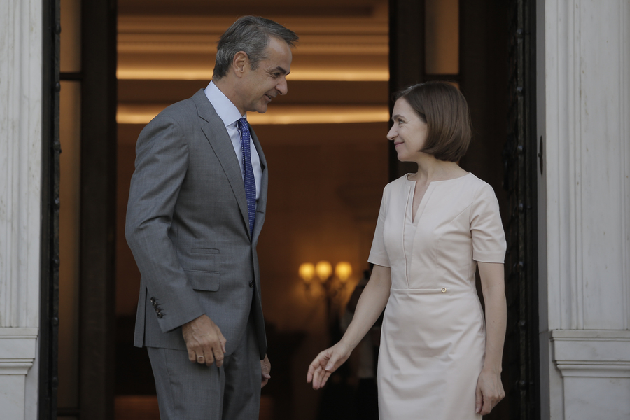 Ο πρωθυπουργός Κυριάκος Μητσοτάκης υποδέχεται την Πρόεδρο της Μολδαβίας, Maia Sandu κατά τη συνάντησή τους στο Μέγαρο Μαξίμου