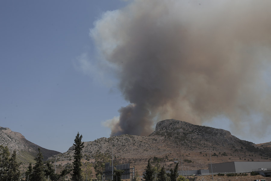 Καπνοί από την πυρκαγιά τον Ασπρόπυργο