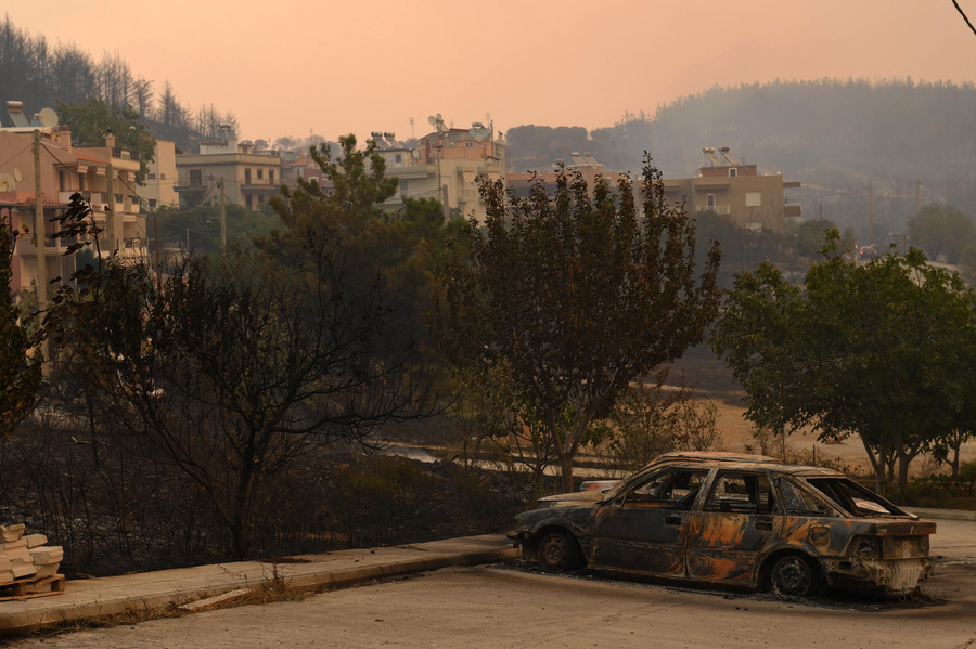 Καμένα αυτοκίνητα στον oικισμό Παναγία στην Αλεξανδρούπολη