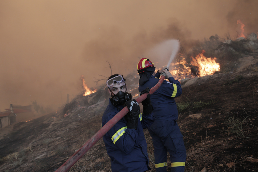 Πυροσβέστες επιχειρούν στην κατάσβεση της πυρκαγιάς σε δασική έκταση στη Φυλή, την Τρίτη 22 Αυγούστου 2023. Σε εξέλιξη είναι πυρκαγιά σε δασική έκταση στη Φυλή.