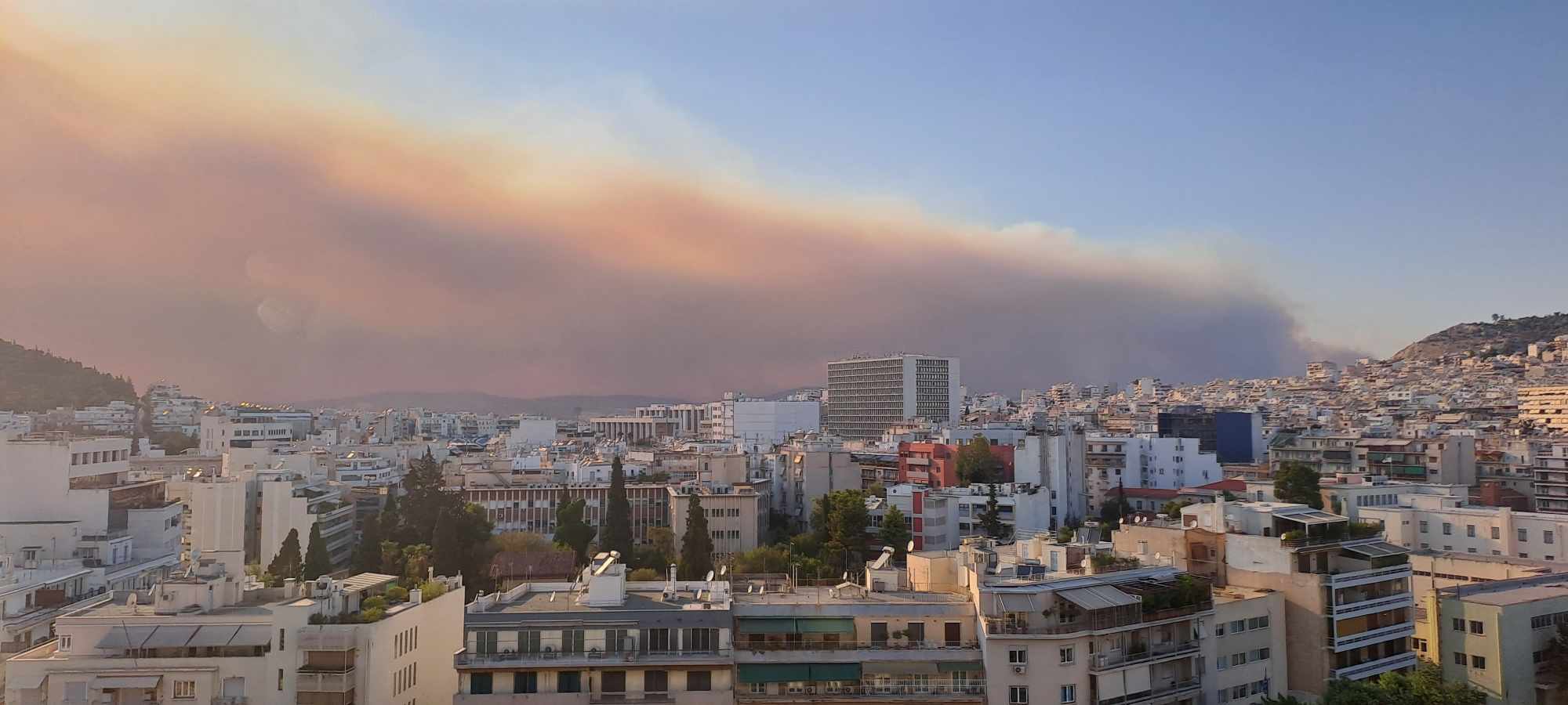 Οι καπνοί της φωτιάς, όπως φαίνονται από το κέντρο της Αθήνας